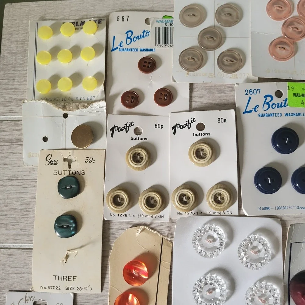 Bundle Of Vintage Sewing Buttons On Cards Arts Crafts Collectible Multicolore